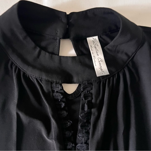 Black Keyhole Neck Sleeveless Blouse - Picture 4 of 5